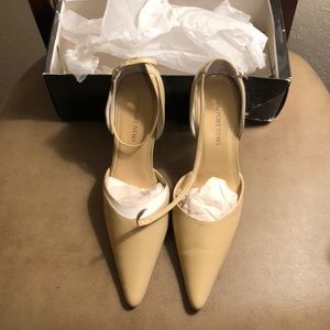 Newport News stilettos, new! Cream color. Sexy. 8M